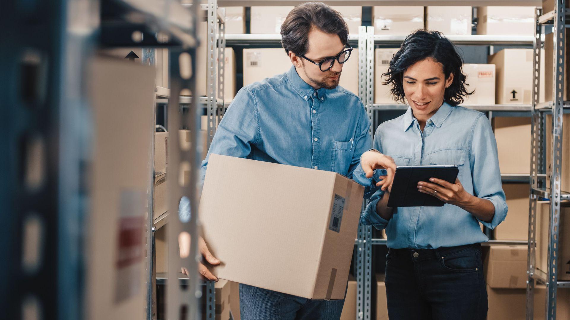 man en vrouw magazijn