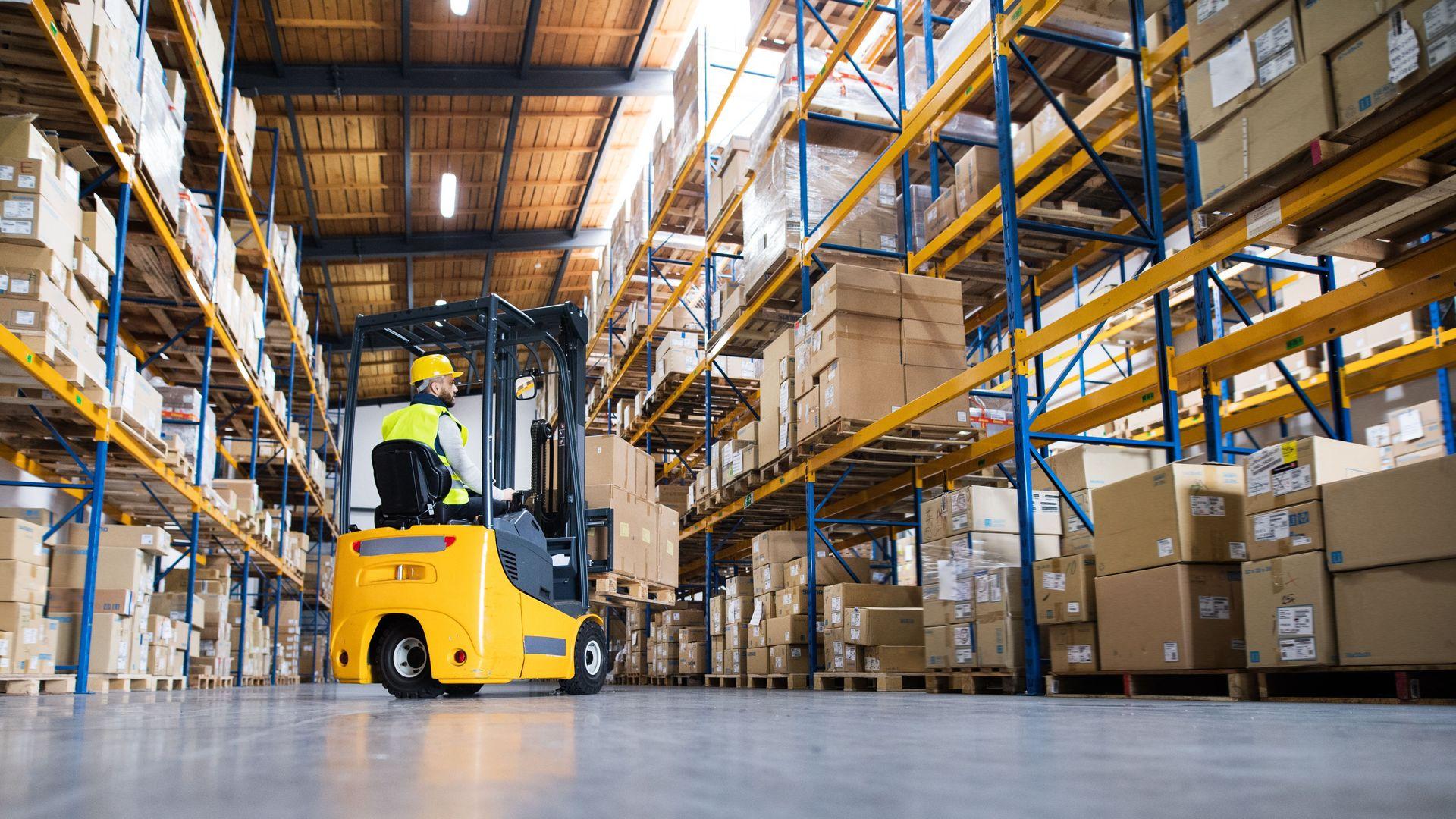 heftruck inladen magazijn frame